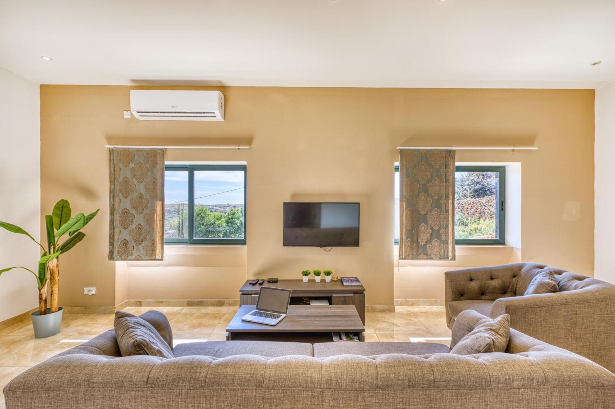 Spacious, Bright, Valley & Sea View Maisonette Xagħra Kültér fotó